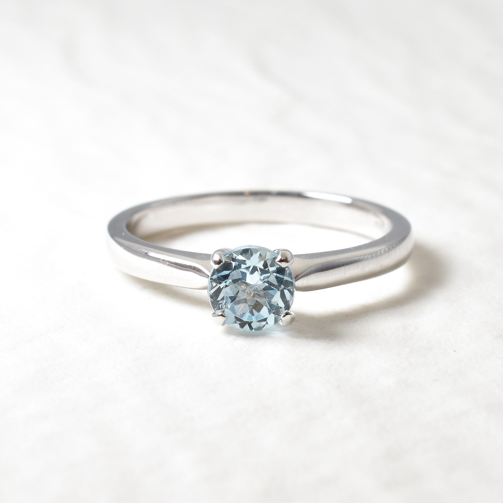 TEMP2-gR-nBTT: 14k White Gold Sky Blue Topaz