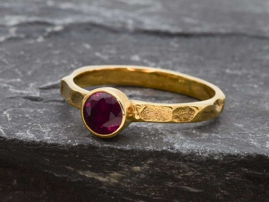 Gold Ruby Ring, Created Ruby, Ruby Solitaire Ring, Round Ruby Ring, Ruby Promise Ring, Created Ruby Ring, Red Stone Ring, Hammered Band, 18K